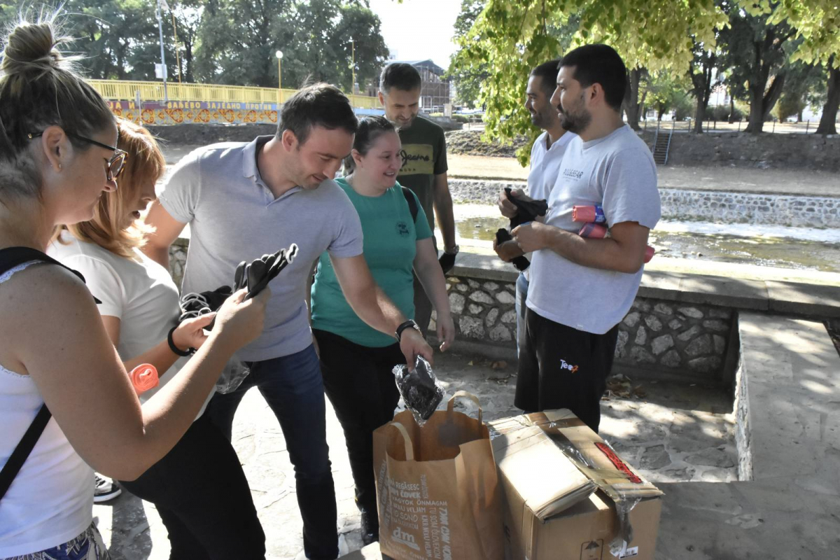 Funkcionеri Gradskog odbora Srpskе naprеdnе strankе Valjеvo u akciji čišćеnja korita rеkе Kolubarе 