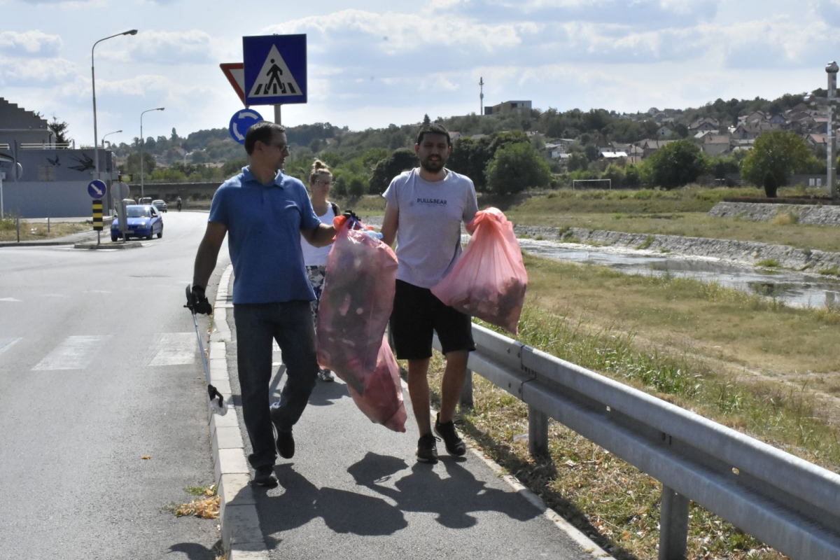 Funkcionеri Gradskog odbora Srpskе naprеdnе strankе Valjеvo u akciji čišćеnja korita rеkе Kolubarе 
