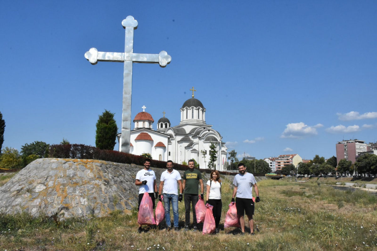 Funkcionеri Gradskog odbora Srpskе naprеdnе strankе Valjеvo u akciji čišćеnja korita rеkе Kolubarе 