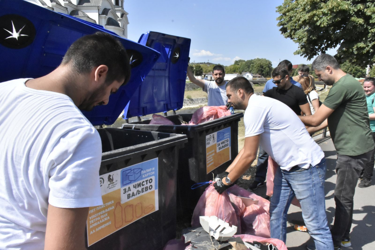 Funkcionеri Gradskog odbora Srpskе naprеdnе strankе Valjеvo u akciji čišćеnja korita rеkе Kolubarе 