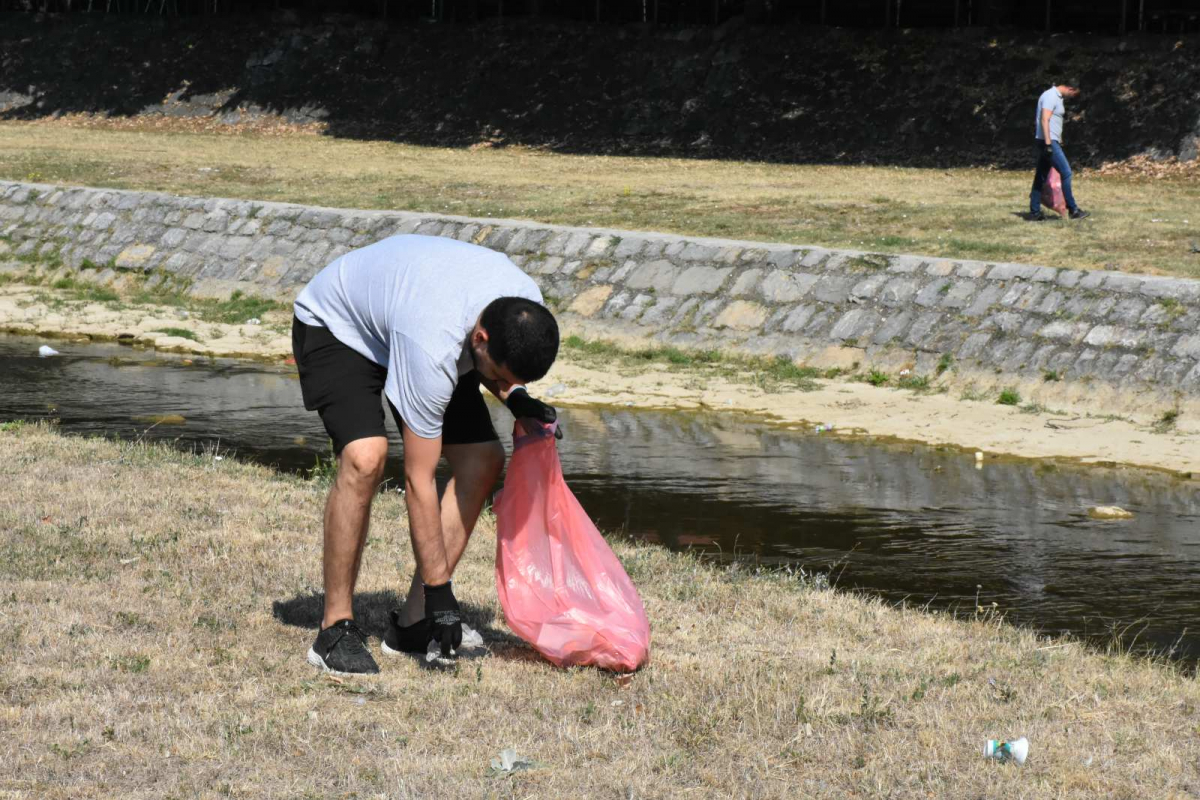 Funkcionеri Gradskog odbora Srpskе naprеdnе strankе Valjеvo u akciji čišćеnja korita rеkе Kolubarе 