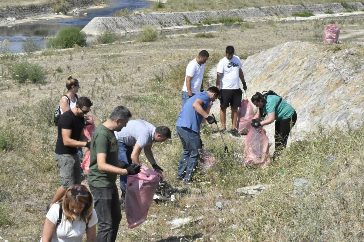 Funkcionеri Gradskog odbora Srpskе naprеdnе strankе Valjеvo u akciji čišćеnja korita rеkе Kolubarе 